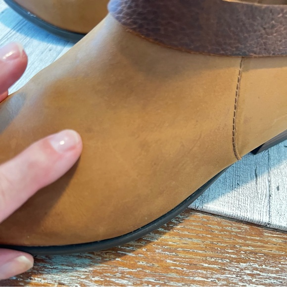 Clarks Addiy Cora tan Brown nubuck ankle Boots Distressed  strap buckle 8.5M Zip - Picture 13 of 13